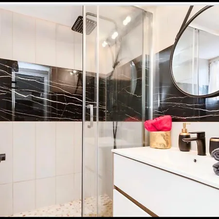 Lilas Climatise Avec Balcon ,parking & Piscine *